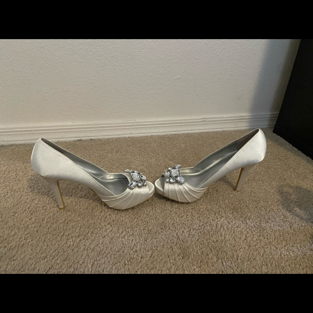❤️ Unforgettable Moments White Heels. Size 6.